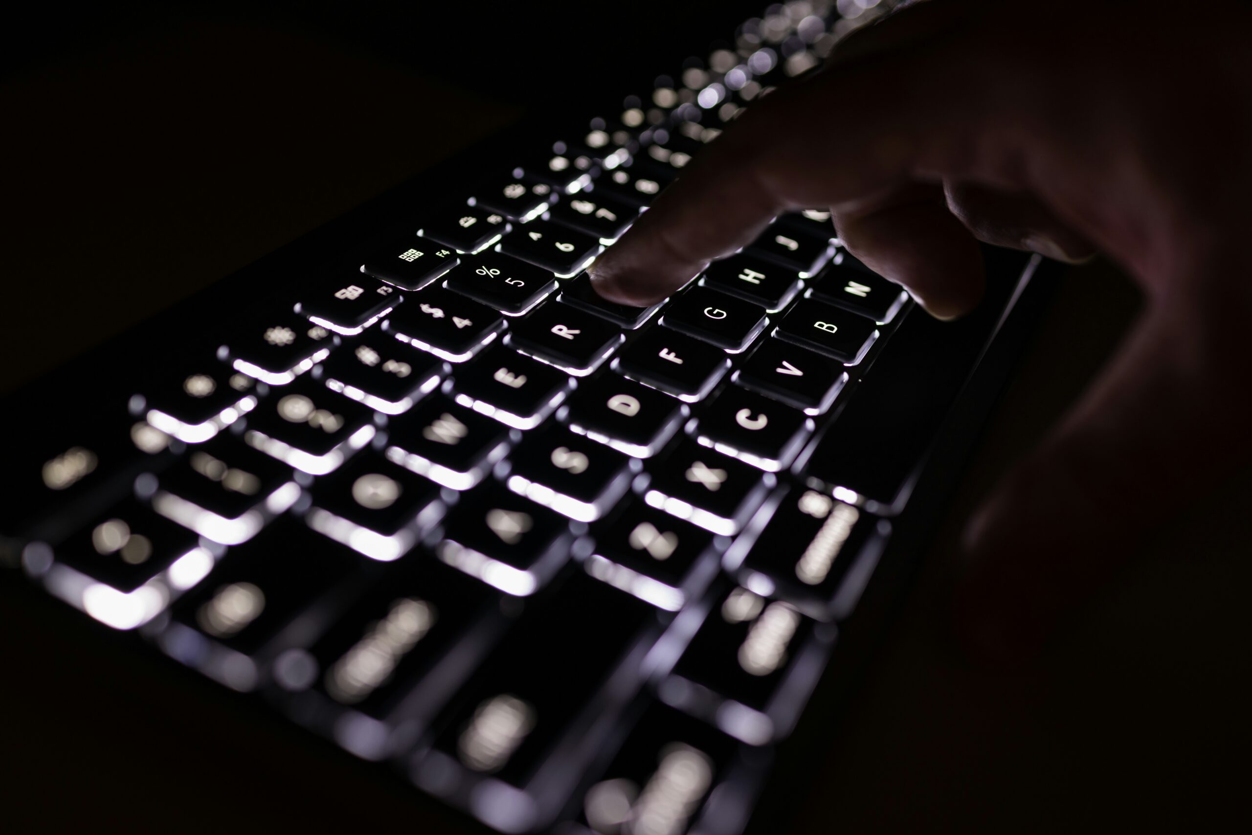 Latihan mengetik angka - jari di atas numeric keypad keyboard
