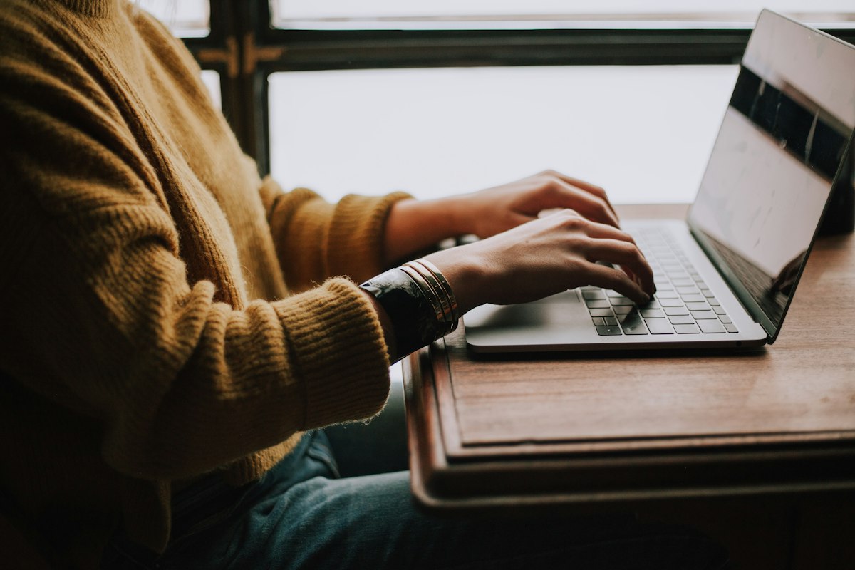Latihan mengetik tanpa melihat keyboard - fokus ke layar, bukan ke tangan