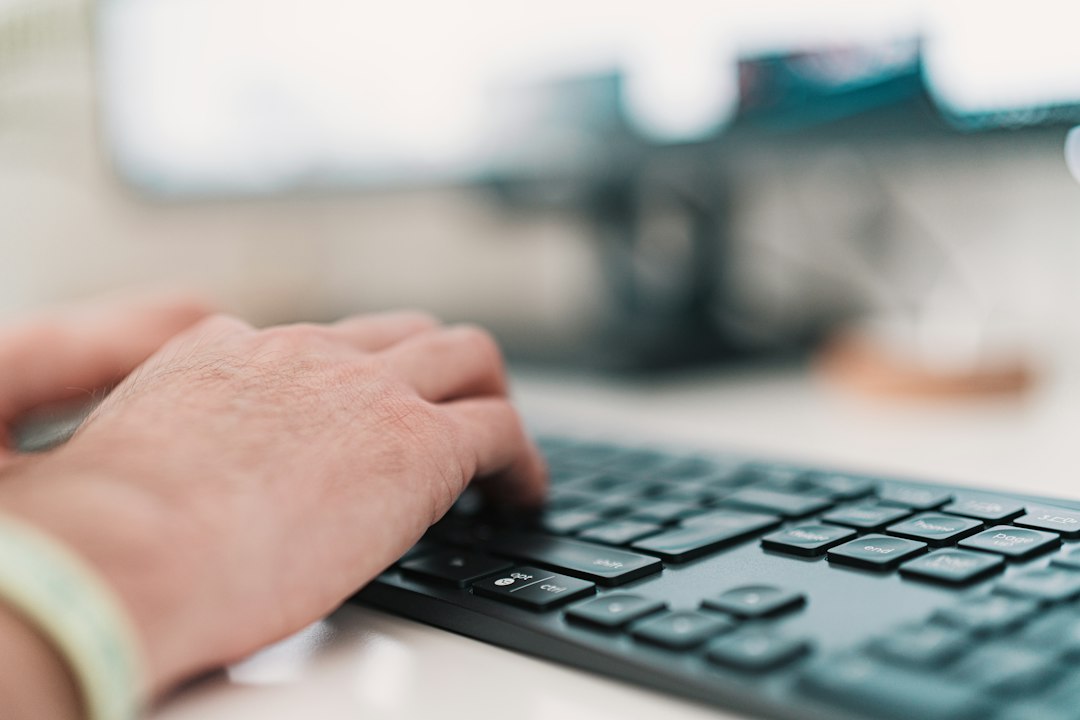 Tes mengetik untuk kasir dan admin - tangan mengetik cepat di keyboard